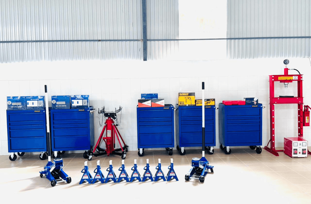 Hexamech Linich Tools Blue Tool Cabinets with Hydraulic Jacks