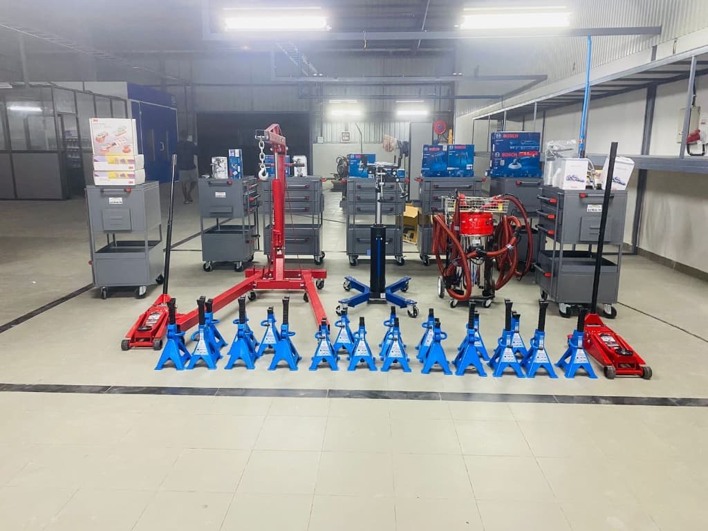 Hexamech Linich Tools Jack Stands and Hydraulic Lifts Display