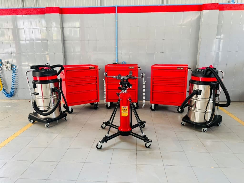 Hexamech Linich Tools Stanley Red Tool Cabinets with Vacuum Cleaners